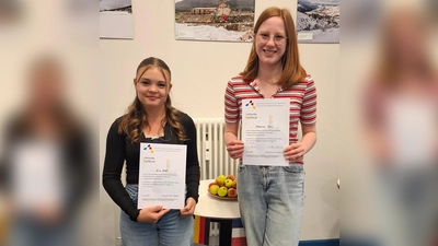 Lina Hösl (l.) aus der 7. Klasse und Romina Ram (r.) aus der 9. Klasse des JAS-Gymnasiums Nabburg trugen in Regensburg geübt ihre 2-minütigen französischen Texte vor (Bild: Edith Wolf)