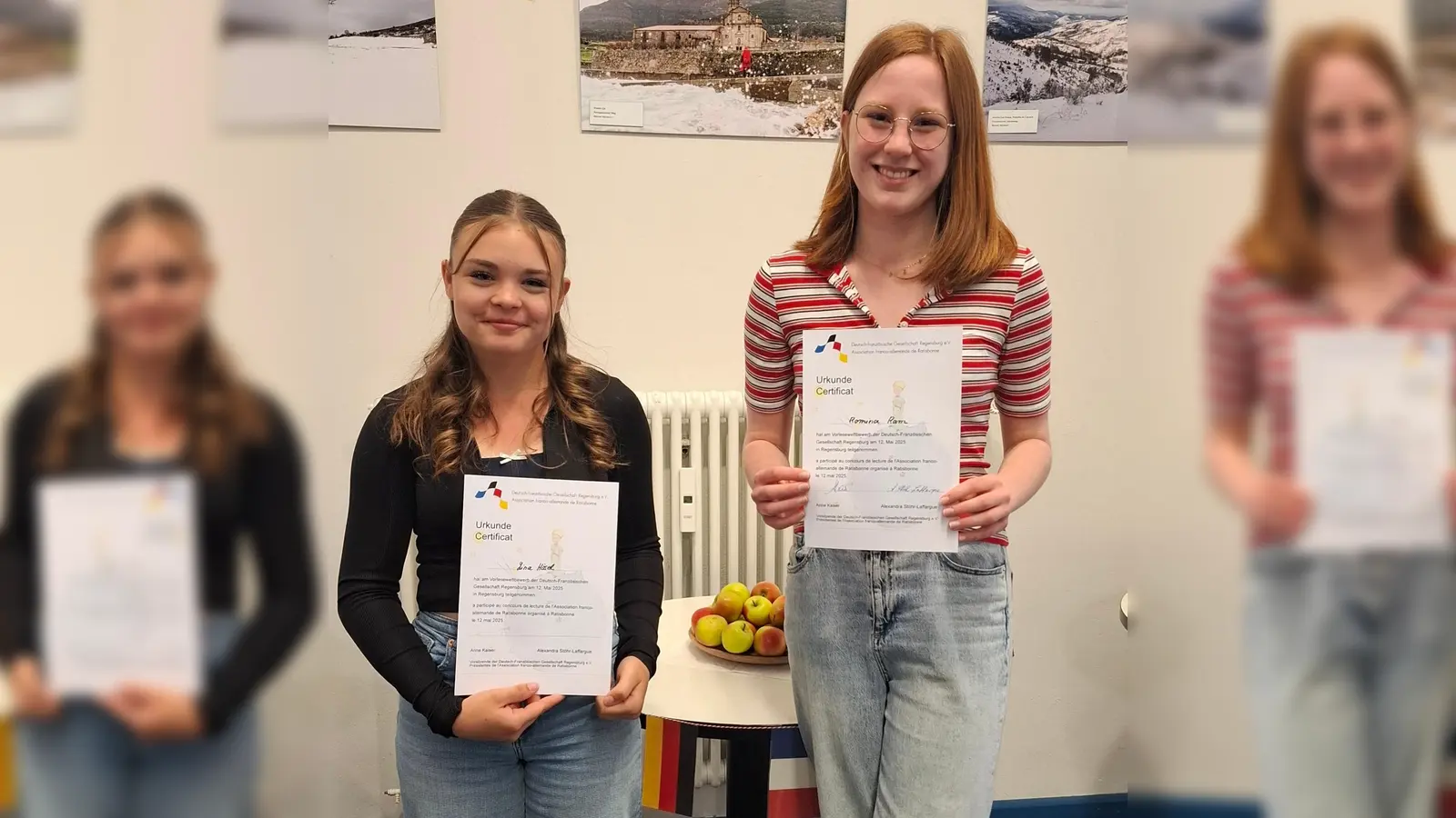 Lina Hösl (l.) aus der 7. Klasse und Romina Ram (r.) aus der 9. Klasse des JAS-Gymnasiums Nabburg trugen in Regensburg geübt ihre 2-minütigen französischen Texte vor (Bild: Edith Wolf)
