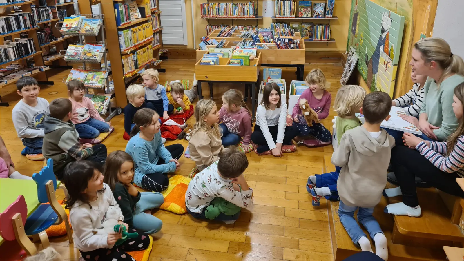 Gaby Bayerl begeisterte die jungen Zuhörer in der Bücherei. (Bild: Gabi Scharf)