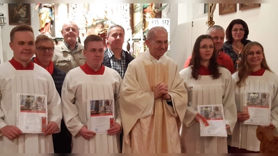 Die Filialkirchengemeinde Weiher verabschiedete die Ministranten (von links) Florian Ott, Christoph Ott, Nicole Ott und Katharina Ott. Vorne Bildmitte: Stadtpfarrer Johann Hofmann, hintere Reihe von links: Mesnerin Maria Ott, Kirchenpfleger Franz Reif, die Kirchenverwaltungsmitglieder Hermann Ott und Manfred Heinrich sowie Evi Ott. (Bild: Franz Reif)