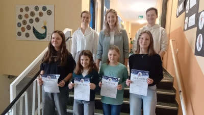 Die Prüferinnen Carolin Ruppert, Angelika Schöpf und 2. Vorsitzender Johannes Gottschalk (hintere Reihe von links) gratulieren den Musikerinnen Luisa Scharl, Frieda Weiß, Veronika Götz und Christina Luber (vordere Reihe von links) zum erfolgreich bestandenen Juniorabzeichen der Nordbayerischen Bläserjugend. (Bild: Simon Lösch)