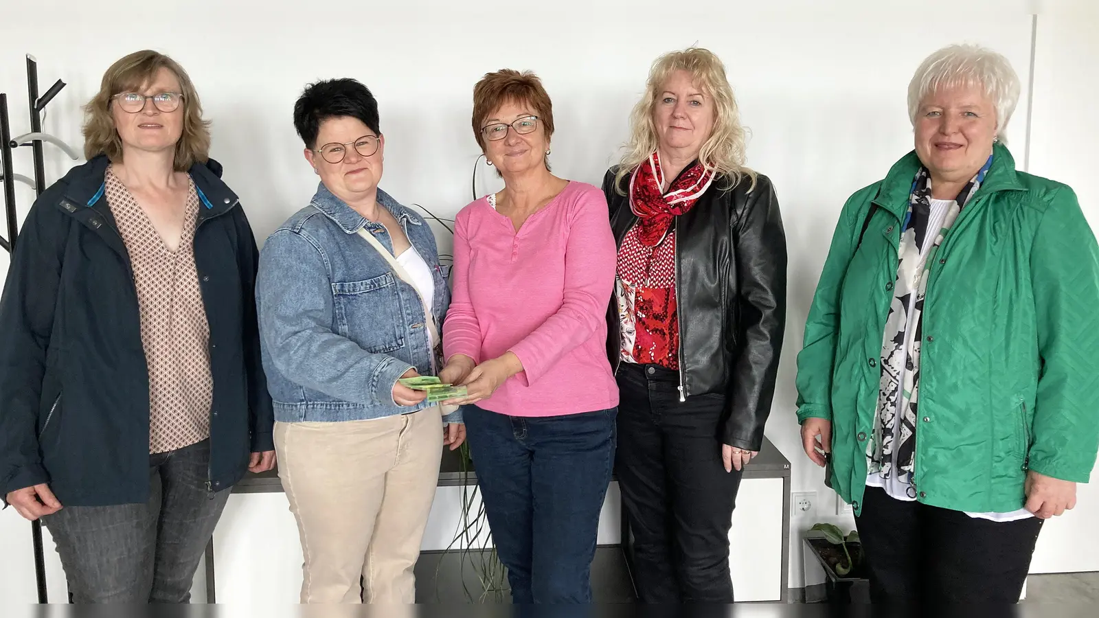 Stellvertretende HPZ-Vorstandsvorsitzende Brigitte Krause (Mitte) freut sich mit den Vorstandsmitgliedern des Katholischen Frauenbundes Luhe Marianne Paulus, Petra Irlbacher, Luise Köllner und Rita Gleißner (Von links) über die Spende. (Bild: Petra Kummer/exb)