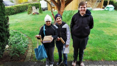 Mit Holzschlaginstrumenten gingen die Ministranten Sarah Landgraf, Marco Landgraf und Christian Hammerl (v.l.) in Eslarn von Haus zu Haus.<br> (Bild: Karl Ziegler)