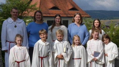 auf dem Bild sind die Oberministranten mit ihren neuen Kollegen, dahinter der Arbeitskreis Minis mit Koordinatin Jasmin Beck (Bild: Alexander Hörl)