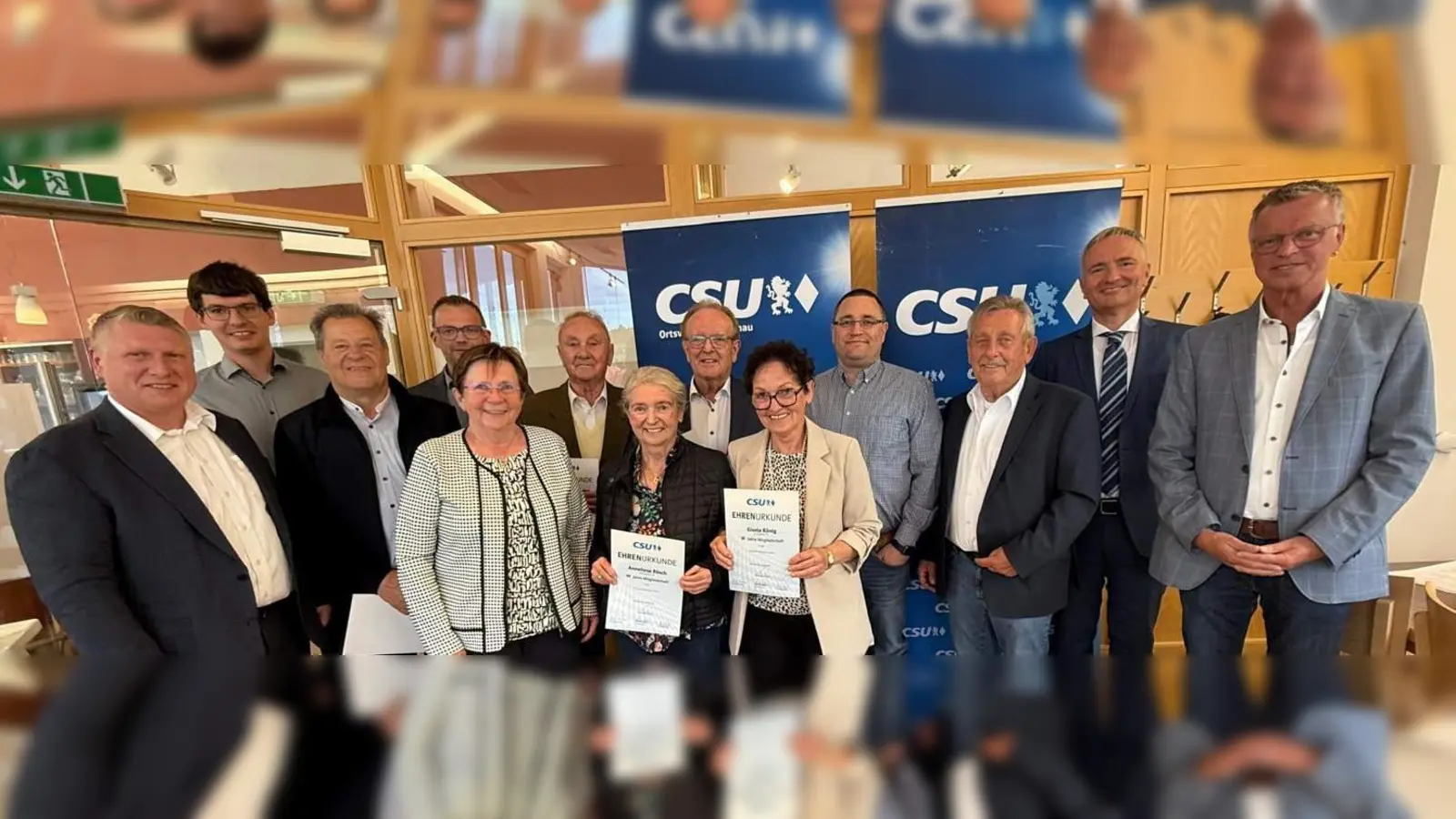 Beim Ehrenabend von links: OV Martin Merkl, stv. OV Christoph Freimuth, Peter Leitsoni, 3. Bgm. Hermann Gebhard, 2. Bgm. Bärbel Birner, Heribert Fleischmann, Anneliese Rösch, stv. OV Hans-Jürgen Schönberger, Gisela König, Christoph Bayer, Ehren-OV Werner Schulz, MdL Harald Schwarz, 1. Bgm. Hermann Falk.<br><br> (Bild: Reinhold Birner)