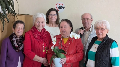 AWO-Vorsitzende Hilde Zebisch überreicht an Rosi Lachnitt für 10Jahre Clubleiterin Blumen und ein Geschenk (Bild: Petra Ascherl)