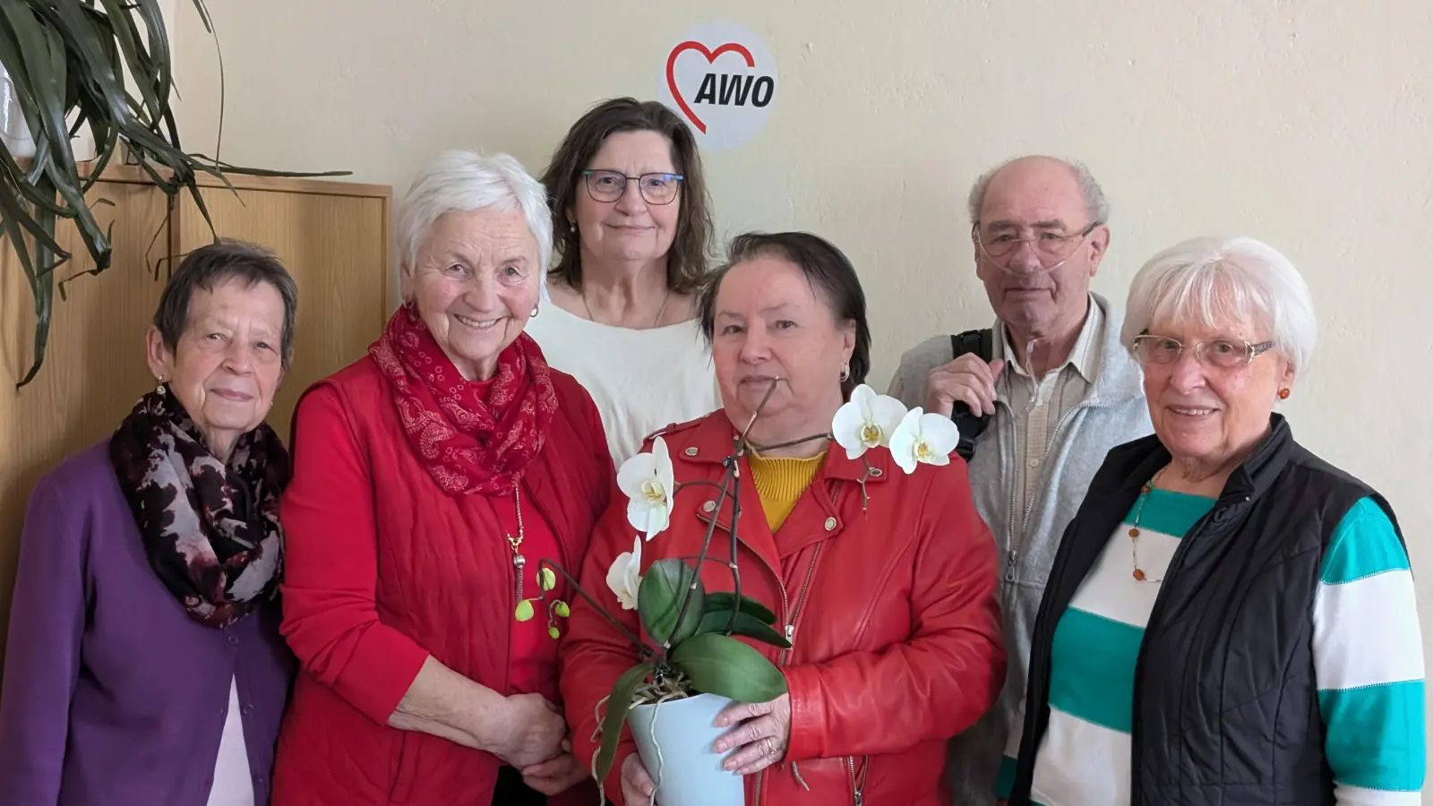 AWO-Vorsitzende Hilde Zebisch überreicht an Rosi Lachnitt für 10Jahre Clubleiterin Blumen und ein Geschenk (Bild: Petra Ascherl)