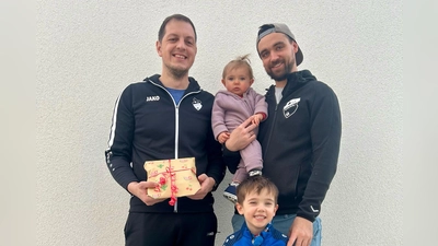 Die Vorstandschaft um Manuel Enders überreicht der kleinen Leni, dem 800. Vereinsmitglied der Sportfreunde Kondrau, ein kleines Geschenk.<br>(von links: Manuel Enders, Leni Schiml, Henri Schiml, Yannick Schiml) (Bild: Mona Schiml )