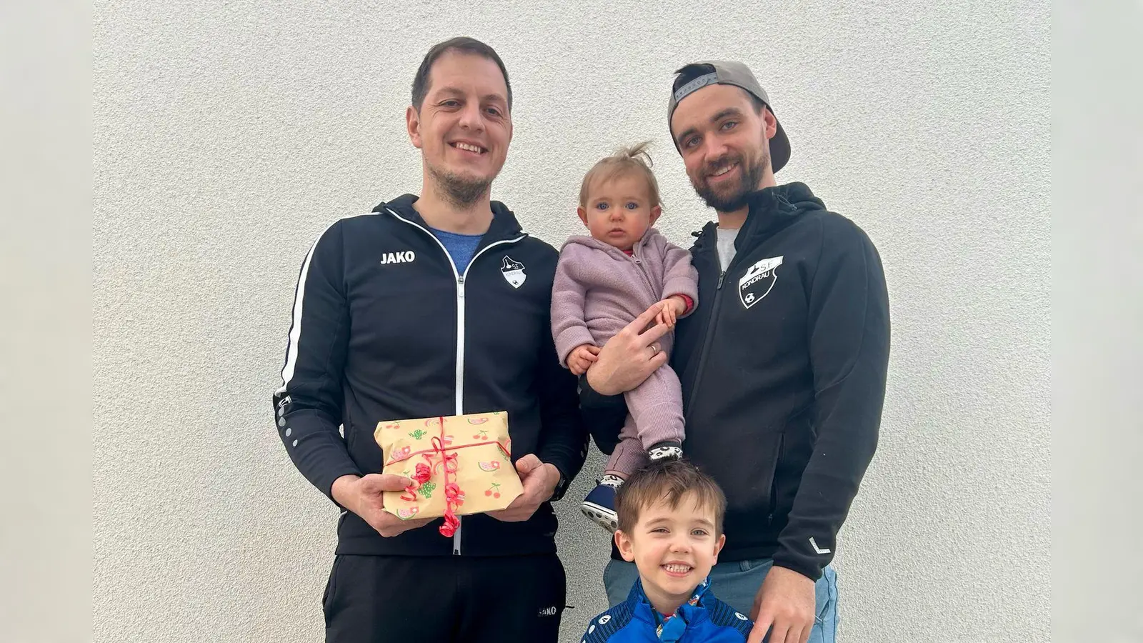 Die Vorstandschaft um Manuel Enders überreicht der kleinen Leni, dem 800. Vereinsmitglied der Sportfreunde Kondrau, ein kleines Geschenk.<br>(von links: Manuel Enders, Leni Schiml, Henri Schiml, Yannick Schiml) (Bild: Mona Schiml )