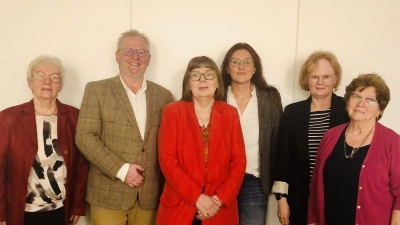 Krüger A., 2. Vors.; Feller A., Oberbürgermeister; G. Pöhler, 1. Vors.; Huber S., Schriftführerin; Kagerer M., Koordinatorin; Reil E., Schatzmeisterin (von links).  (Bild: Claudia Burger)