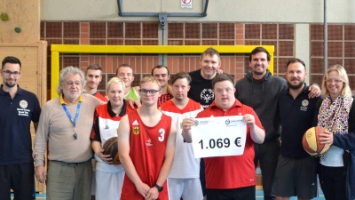 Das Basketball-Team der Lebenshilfe freute sich über die Spende von Round Table 69 Amberg. Den Scheck nahmen Coach Engelbert Ludwig Weidel (Zweiter von links), die erste Mannschaft und Verwaltungsleiterin Michaela Winklmeier (rechts) von Manoel Schmidt (links) sowie Michael Thiel und Daniel Seidel (Dritter und Zweiter von rechts) entgegen. (Bild: Michaela Winklmeier/exb)