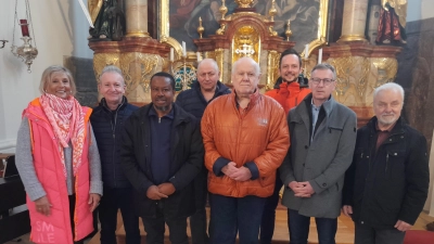 v.l.n.r. Waltraud Glöckner Pfarrgemeinderatssprecherin, Wolfgang Haindl KV- Mitglied, Thank God Eberechukwu Okoroafor Aushilfspfarrer, Franz Weiß 2. Bürgermeister und ehemaliger Kirchenpfleger, Heiner Fehlner Mesner, Johannes Meier KV-Mitglied, Karl Forster Kirchenpfleger und Walter Jokiel ehemaliges KV Mitglied (Bild: Katrin Koller)