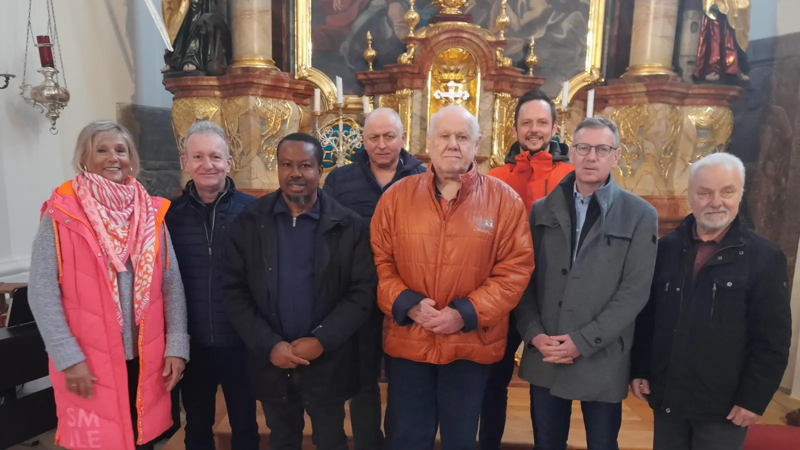 v.l.n.r. Waltraud Glöckner Pfarrgemeinderatssprecherin, Wolfgang Haindl KV- Mitglied, Thank God Eberechukwu Okoroafor Aushilfspfarrer, Franz Weiß 2. Bürgermeister und ehemaliger Kirchenpfleger, Heiner Fehlner Mesner, Johannes Meier KV-Mitglied, Karl Forster Kirchenpfleger und Walter Jokiel ehemaliges KV Mitglied (Bild: Katrin Koller)