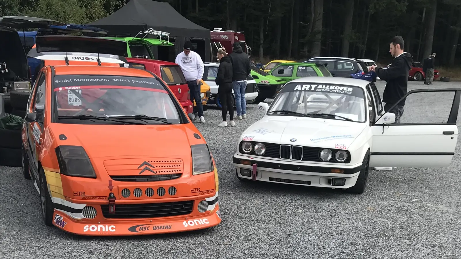 Mit dem Citroen C 2 (Links)und den BMW 318 is (rechts)zählen Sven Seidel und Florian Fachtan zu den Spitzenfahren in den Regionalen Meisterschaften 2025 (Bild: Karl-Heinz Dietrich)