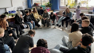 Die Landtagsabgeordnete Nicole Bäumler liest den Kindern vor (Marina Bergmann) (Bild: Marina Bergmann)