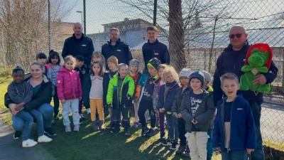 Bei der offiziellen Übergabe durch Kommandant Thomas Kulacz, Thorsten Sperber, Julian Sperber und Vorsitzenden Roland Müller (v.l.n.r.) zog dann auch noch ein großes Kuscheltier vom Feuerwehrhaus in den Kindergarten um, welches die Feuerwehr vor Jahren bei einer Typisierungsaktion von „Hilfe von Anja” und der Feuerwehr Ranna ersteigert hatte.  (Bild: Roland Löb)