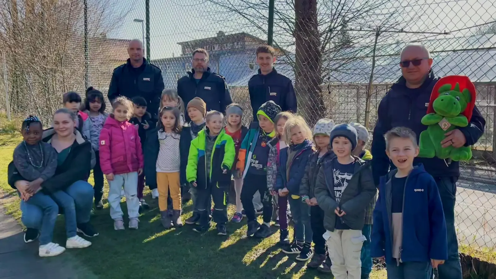 Bei der offiziellen Übergabe durch Kommandant Thomas Kulacz, Thorsten Sperber, Julian Sperber und Vorsitzenden Roland Müller (v.l.n.r.) zog dann auch noch ein großes Kuscheltier vom Feuerwehrhaus in den Kindergarten um, welches die Feuerwehr vor Jahren bei einer Typisierungsaktion von „Hilfe von Anja” und der Feuerwehr Ranna ersteigert hatte.  (Bild: Roland Löb)