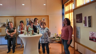 Zahlreiche Besucher ließen die Kunstwerke von Anna Windschiegl (rechts) und Christine Kappl (Zweite von rechts) auf sich wirken. (Bild: Pfarrbücherei/exb)