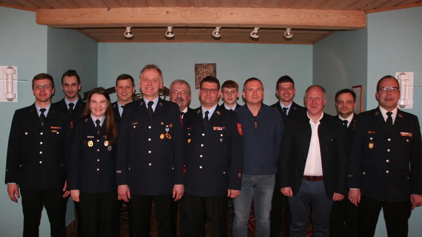 Der neue Vorstand des Fördervereins der Freiwilligen Feuerwehr der Stadt Schnaittenbach, v. l. Michael Hottner (stellv. Kommandant), Sebastian Reindl und Claudia Weiß (Kassenrevisoren), Lucas Reindl (stellv. Kommandant), stellv. Vorsitzender Markus Nagler, Passivenvertreter Fredi Weiß, Vorsitzender und Kommandant in Pesonalunion Michael Werner, Zeugwart Emil Uschold, Kassier Markus Frauendorfer, Aktivenvertreter Michael Demleitner, Bürgermeister Marcus Eichenmüller, Kreisbrandinspektor Michael Iberer und Kreisbrandmeister Marco Weiß (nicht auf dem Bild Schriftführerin Julia Mutzbauer).  (Bild: Ulrich Reindl )