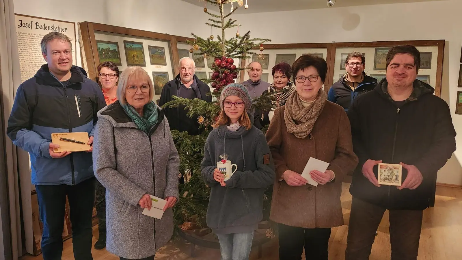 Auf dem Foto sind abgebildet von links nach rechts: Andreas Bodensteiner, Petra Reil, Erika Holfelner, Bürgermeister Josef Beimler, Josefa Bodensteiner, Roman Bauer, Monika Bauer, Brigitte Bergler, Dominik Klos und Matthias Bergler.  (Bild: Petra Müller)