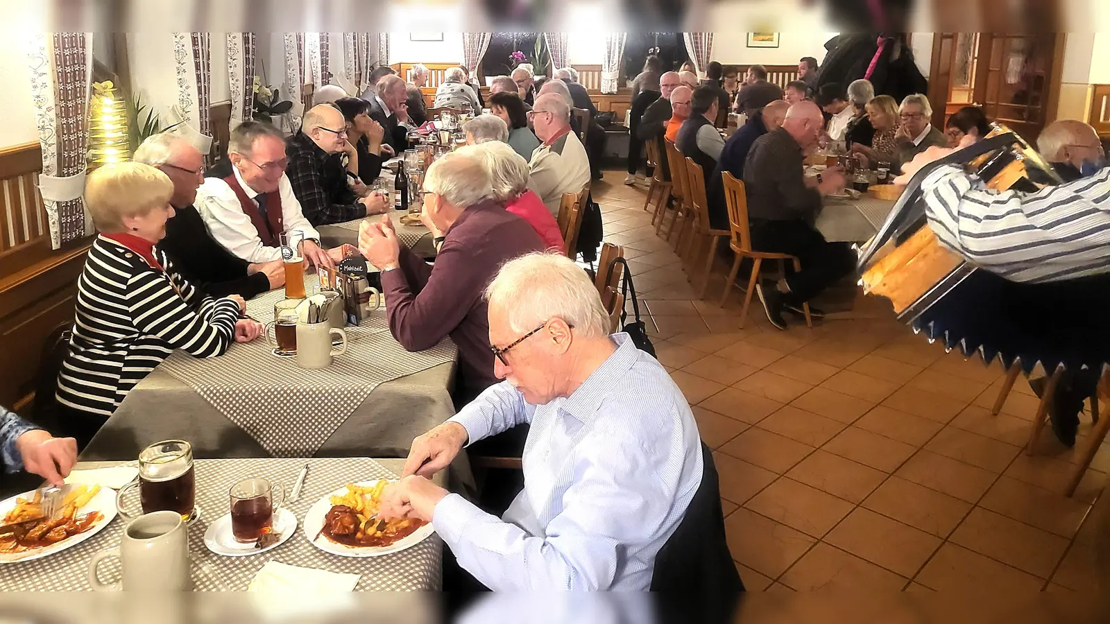 Ein Fest der Geselligkeit in der Wurstkuchl (Bild: Walter Heldrich)