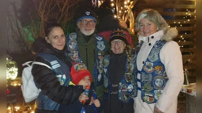 Glühweinstand&#39;l der Blue Knights Germany VII am 3. Advent 2024 mit Loredana und Alessandro Mignini, Georg Arnold, Mara Mayr und Gunda Arnold<br> (Bild: Georg Arnold)