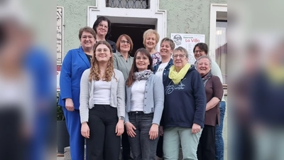 Regina von Wenz (vorne Mitte) mit der neuen Vorstandschaft. (Bild: Monika Steffens)