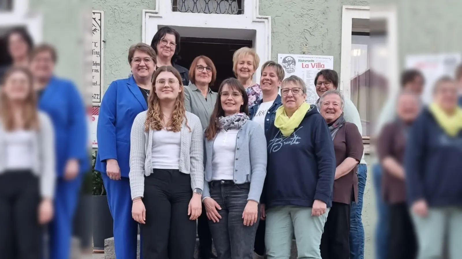 Regina von Wenz (vorne Mitte) mit der neuen Vorstandschaft. (Bild: Monika Steffens)