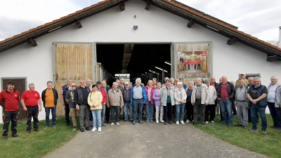 Im Namen von Gut Aiderbichl begrüßte Michael Meckl mit seinem gleichamigen Vater die vielen Mitglieder vom Feuerwehrstammitsch aus dem Schönseer Land. (Bild: Karl Ziegler)