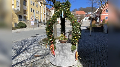 Osterbrunnen am Marktplatz in Tännesberg. (Bild: Josef Glas)