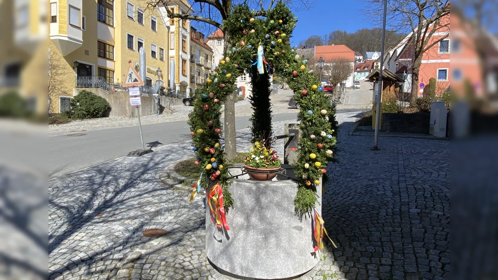 Osterbrunnen am Marktplatz in Tännesberg. (Bild: Josef Glas)