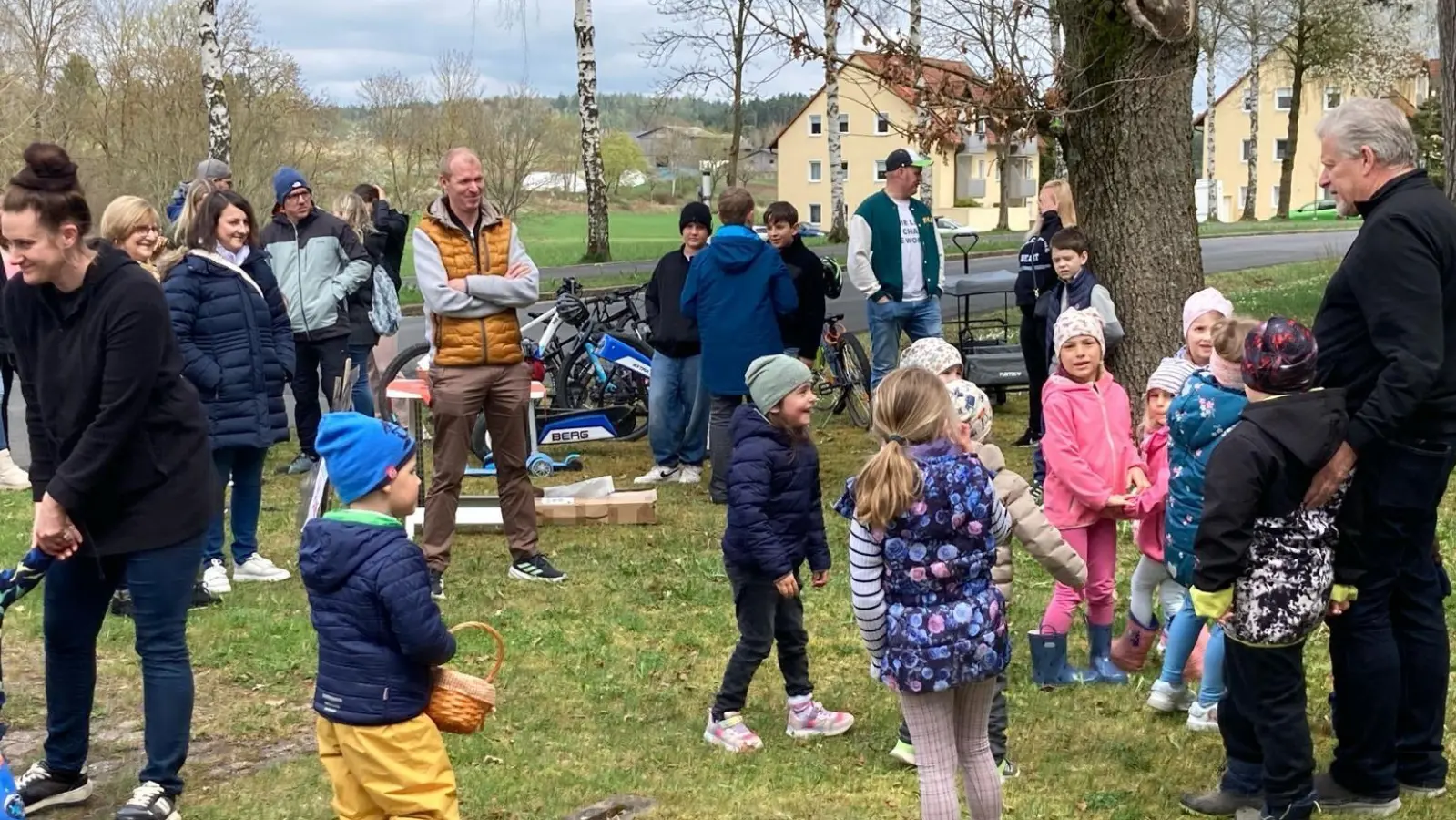 Viele Kinder tummelten sich zur Osternester-Suche am Schützenhaus in Pechbrunn, während die Eltern einen Ratsch halten konnten. (Bild: Beate Hilpert)
