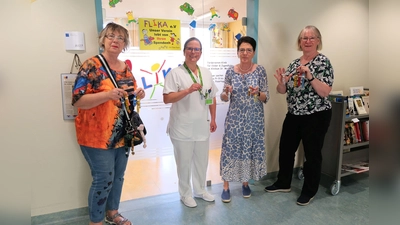 Monika Koller (von links), Rita Mäschl, Stationsleitung der Kinderstation, Flika-Vorsitzende Margit Meier und Gerda Eiber, die Vorsitzende Obst- und Gartenbauverein Raigering-Aschach, päsentieren die Sorgenwürmchen. (Bild: Klinikum/Dietl/exb)