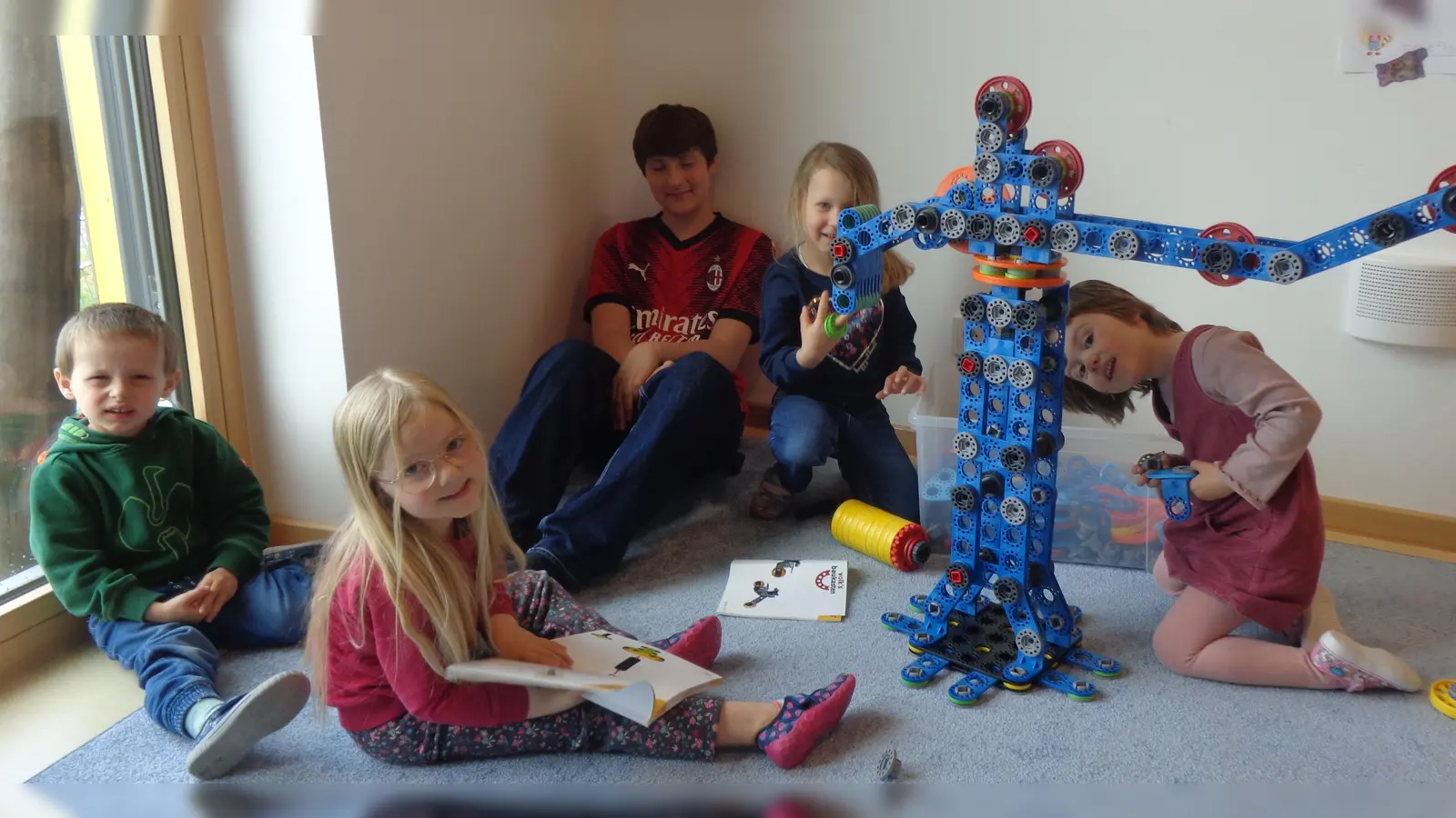 Die Kinder bewundert stolz die entstandenen Bauwerke  (Bild: Katrin Hartl-Baudrexl)