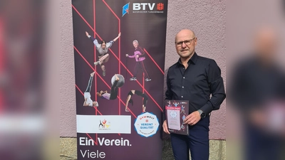  1. Vorsitzender Wolfgang Rahm mit Urkunde  (Bild:  Iris Rahm )