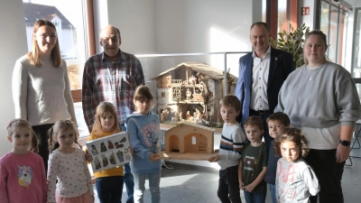Die Kindergartenkinder in Ebermannsdorf freuen sich! Eine handgemachte Elsner-Krippe ist der Blickfang im Foyer des Rathauses nicht nur für die Kindergartenkinder, sondern für die Rathausbesucher allgemein in der Weihnachtszeit. Zweiter von links Michael Elsner, Zweiter von rechts Bürgermeister Erich Meidinger. (Bild: Paul Böhm)