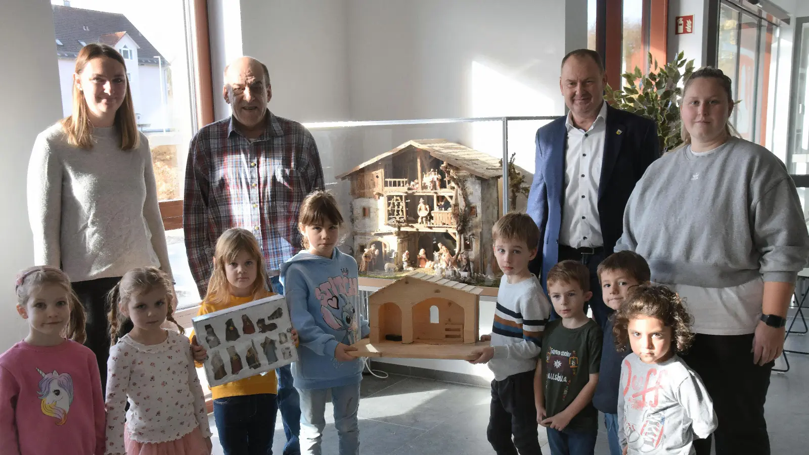 Die Kindergartenkinder in Ebermannsdorf freuen sich! Eine handgemachte Elsner-Krippe ist der Blickfang im Foyer des Rathauses nicht nur für die Kindergartenkinder, sondern für die Rathausbesucher allgemein in der Weihnachtszeit. Zweiter von links Michael Elsner, Zweiter von rechts Bürgermeister Erich Meidinger. (Bild: Paul Böhm)