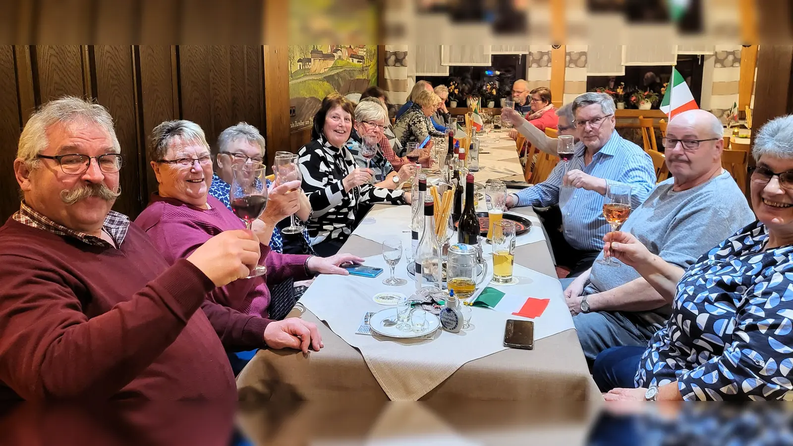 Mit einem Glas Rotwein in der Hand und voller Vorfreude blicken wir auf das Programm 2025! Neue Abenteuer, tolle Events und unvergessliche Erlebnisse warten auf uns. Lasst uns anstoßen auf all das, was noch kommt – auf ein Jahr voller Lachen, Erleben und Zusammenhalt. Prost auf die Zukunft! (Bild: Walter Heldrich)