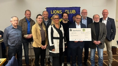 Der Lions Club Schwandorf mit Präsident Bernhard Gruber (rechts) übergab insgesamt 19 000 Euro an gemeinnützige Organisationen.  (Bild: Norbert Frank)