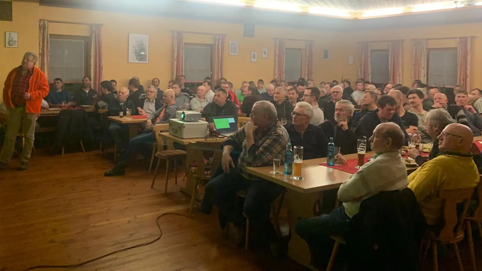 Vollbesetzter Saal im Gasthaus Laurer Fürnried  (Bild: Jürgen Bodendörfer)