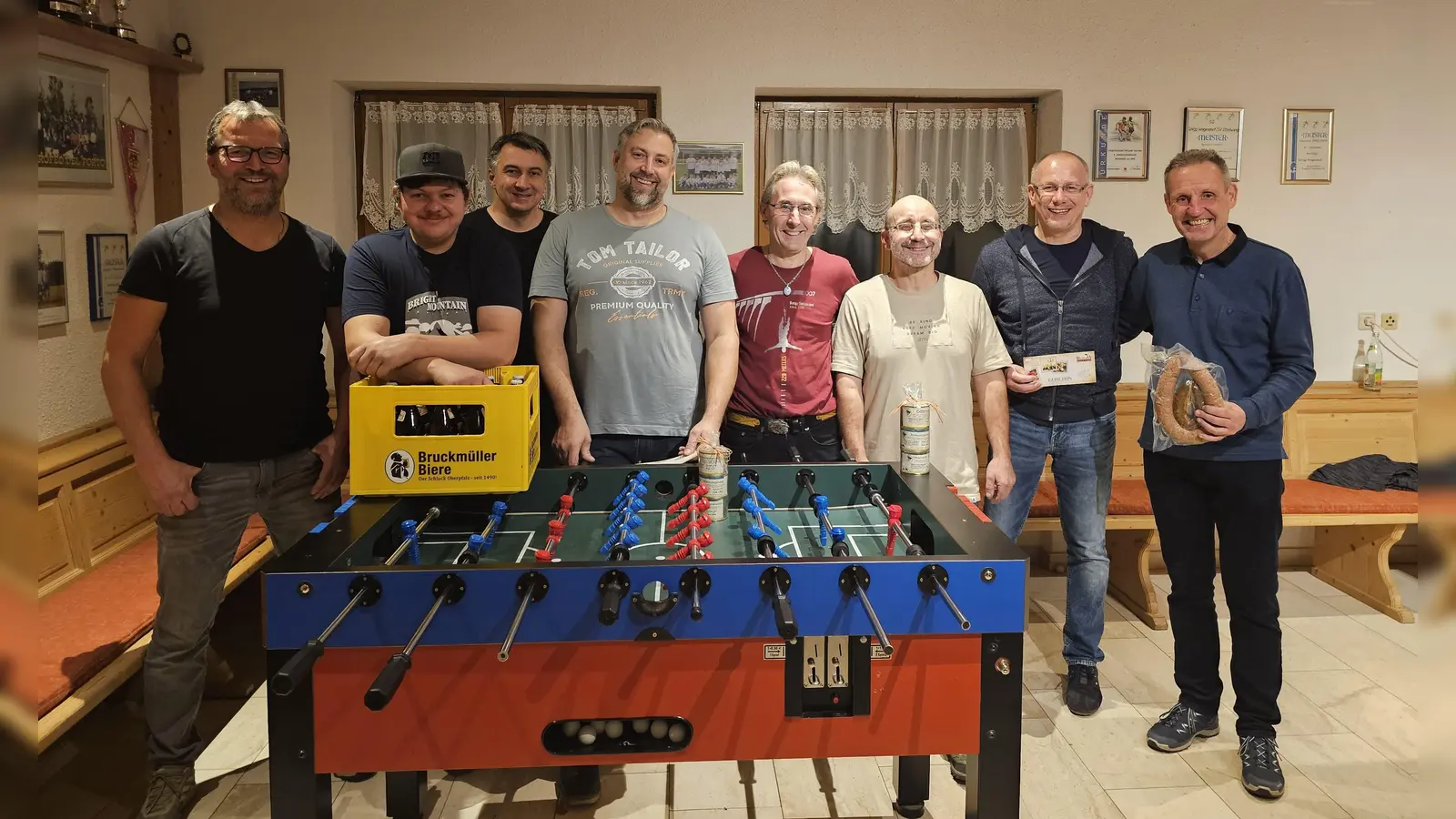 Siegerehrung v.l.n.r.: Michael Sossau, Hannes Heim, Marco Schwab, Robert Frisch, Albert Meyer, Herbert Gebhard, Klaus Sauber, Klaus Bock  (Bild: Anna Utz)