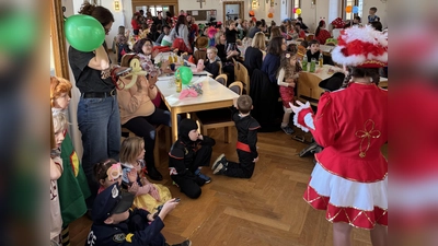 Gut gefüllt war der Wittelsbacher Saal beim Kinderfasching der DJK und Kirwapaare (Bild: Marion Roppert)