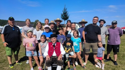 Ehrenvorstand Hermann Bruhn in seiner Festtracht (vorne Mitte) umgeben von den Trachtenkindern und -jugendlichen mit ihren Betreuern.  (Bild: Uwe Guttenberger)