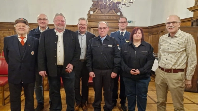 Gerd Geismann (1. Vorsitzender BRK-Kreisverband Amberg-Sulzbach), Michael Schmid (Vorsitzender der BRK-Kreiswasserwacht), Werner Biehler (großes Ehrenzeichen für 50-jährige Dienstzeit/BRK-Wasserwacht Freudenberg), Oberbürgermeister Michael Cerny, Thomas Krämer (Ehrenzeichen am Bande für 25-jährige Dienstzeit beim THW), Christoph Hollweck (Ortsbeauftragter THW-Dienststelle Amberg), Pia Obendorfer (Ehrenzeichen am Bande für 25-jährige Dienstzeit beim THW), Peter Dobmeier (großes Ehrenzeichen für 50-jährige Dienstzeit beim BRK – Wasserwacht Hirschau) bei der Feierstunde im Kleinen Rathaussaal. (Bild: Anita Englhart-Grahl)