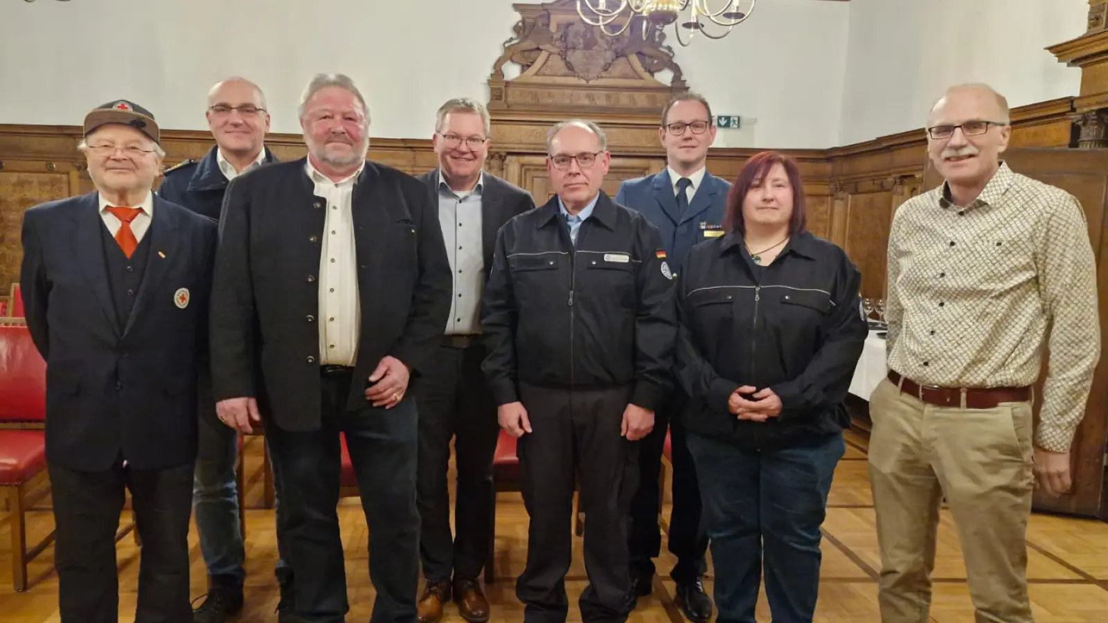 Gerd Geismann (1. Vorsitzender BRK-Kreisverband Amberg-Sulzbach), Michael Schmid (Vorsitzender der BRK-Kreiswasserwacht), Werner Biehler (großes Ehrenzeichen für 50-jährige Dienstzeit/BRK-Wasserwacht Freudenberg), Oberbürgermeister Michael Cerny, Thomas Krämer (Ehrenzeichen am Bande für 25-jährige Dienstzeit beim THW), Christoph Hollweck (Ortsbeauftragter THW-Dienststelle Amberg), Pia Obendorfer (Ehrenzeichen am Bande für 25-jährige Dienstzeit beim THW), Peter Dobmeier (großes Ehrenzeichen für 50-jährige Dienstzeit beim BRK – Wasserwacht Hirschau) bei der Feierstunde im Kleinen Rathaussaal. (Bild: Anita Englhart-Grahl)