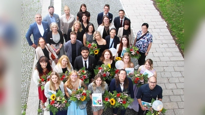 Die besten Absolventen der jeweiligen Fachrichtungen der Berufsfachschule für Pflegeberufe New Life erhielten Staatspreise.  (Bild: Friedrich Peterhans, Kliniken Nordoberpfalz)