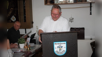 Auf gutem Weg sieht Vorsitzender Albert Ficker die Pressather Wanderfreunde, die heuer ihren 50. Gründungstag feiern. Ihn bestätigten die Mitglieder für weitere zwei Jahre im Amt. (Bild: Bernhard Piegsa)