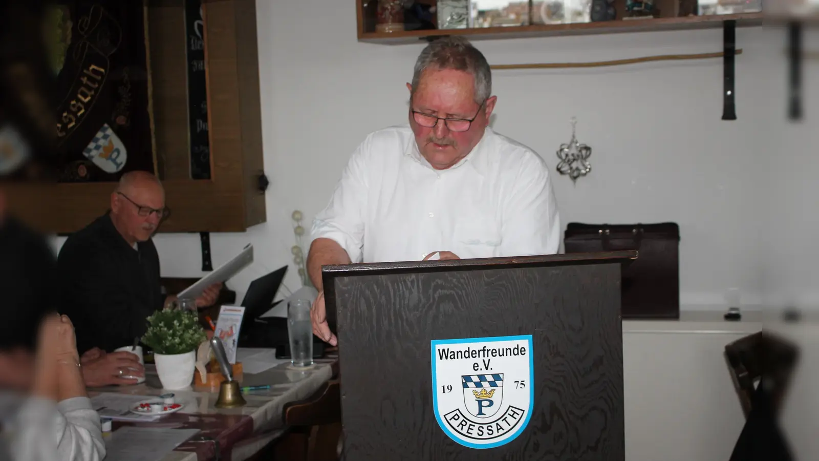 Auf gutem Weg sieht Vorsitzender Albert Ficker die Pressather Wanderfreunde, die heuer ihren 50. Gründungstag feiern. Ihn bestätigten die Mitglieder für weitere zwei Jahre im Amt. (Bild: Bernhard Piegsa)