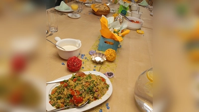 Ein gedeckter Tisch mit kulinarischen Speisen aus aller Welt (Bild: Theresia Kunz)