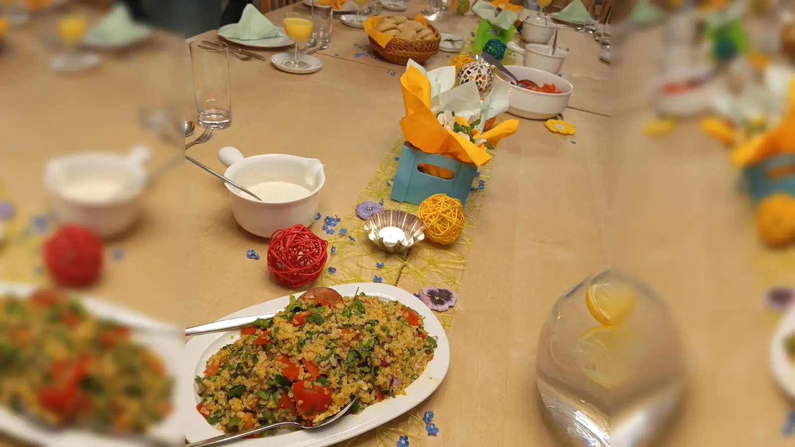 Ein gedeckter Tisch mit kulinarischen Speisen aus aller Welt (Bild: Theresia Kunz)